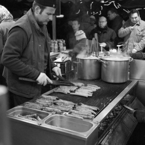 Bratwürstl, Christkindlmarkt Nürnberg, Ralph Aichinger, 2010, flickr, CC BY 2.0